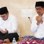 Bupati Kediri Hanindhito Himawan Pramana (kiri) saat mengikuti khataman manaqib dan doa bersama di Pondok Pesantren Al Falah Ploso. Foto: Ist.