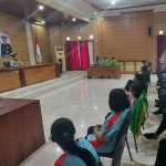 Para atlet karate yang tergabung dalam Inkanas Kabupaten Kediri mendapat arahan dari AKP Canggih, sebelum berangkat ke Blitar. Foto : Ist/BANGSAONLINE.com