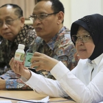 Wali Kota Risma didampingi Rektor Unair Surabaya Mochammad Nasih saat menggelar jumpa pers di Tropical Disease Center Universitas Airlangga, Selasa (03/03).