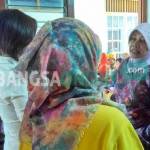 Haryanti saat menyapa warga dalam agenda pengobatan gratis di wilayah Kecamatan Grogol Kabupaten Kediri. foto: arif kurniawan/BANGSAONLINE
