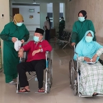 FT dan TR, pasien positif Covid-19 yang dinyatakan sembuh, ketika akan pulang. foto: ist.