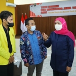 Gubernur Jatim Khofifah Indar Parawansa bersama BEM Nusantara Jawa Timur. foto: ist.
