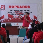 Suhandoyo saat memberikan paparan visi dan misi di hadapan kader PSI Lamongan. (foto: ist).