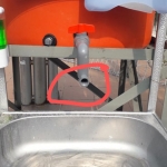 Wastafel yang krannya hilang.