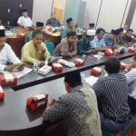 Perwakilan empat desa kecamatan Lekok saat hearing dengan Komisi III DPRD Pasuruan. foto: HABIBI/ BANGSAONLINE