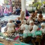 Para siswa PAUD Taman Pembinaan Anak Sholeh (TAPAS) II, di Desa Blimbing, Kecamatan Kesamben, Kabupaten Jombang saat sekolah di teras rumah warga, Jumat (2/9). foto : ROMZA/ BANGSAONLINE