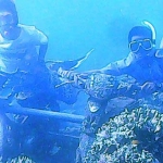 Kapolres Banyuwangi AKBP Budi Mulyanto SIK bersama sang putra saat melakukan snorkling di Pantai Watudodol.