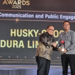 Vice President Marketing, Legal, and Business Support HCML, Wahyudin Sunarya (kanan), mewakili manajemen perusahaan saat menerima penghargaan “Excellence in Strategic Communication and Public Engagement” di ajang CNN Indonesia Awards 2025.