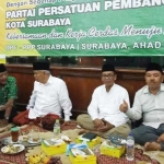 Dr KH Asep Saifuddin Chalim berbincang dengan Taufik, Ketua LP2 PPP Jatim di sela acara Silaturahim dan Konsolidasi Caleg DPR RI, DPRD Jatim dan DPRD Kota Surabaya di kantor DPC PPP Kota Surabaya Jalan Aditiyawarman Surabaya, Ahad (2/9/2018). foto: istimewa