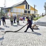 Petugas damkar saat simulasi menangkap hewan liar yang masuk rumah warga.