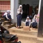 Beberapa siswa di SMPN Arjosari Pacitan sebelum mengikuti UAS di masjid terdekat. (foto: ist)
