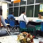 Para pengurus izin saat mengurus di BPPM. foto: syuhud/BANGSAONLINE