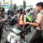 Pelajar terjaring operasi patuh semeru di Jl Wahid Hasyim, Kabupaten Jombang, Jumat (20/05). foto : Romza/ BANGSAONLINE
