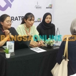 Para pencari kerja saat wawancara dengan manajemen perusahaan dalam Job Fair 2023 yang berlangsung di Balai Kota Among Tani, Kota Batu. Foto: ADI WIYONO/ BANGSAONLINE