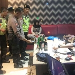 Razia ke salah satu ruangan di rumah karaoke.