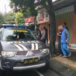 Anggota Polisi dari Polsek Magetan saat mengamankan pelaku curas di Kelurahan Sukowinangun Magetan. Foto: ANTON/HB
