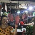 STABIL. Salah satu penjual daging sapi di Pasar Larangan yang tak ikut mogok karena  harga daging sapi masih stabil. foto: khumaidi/BANGSAONLINE