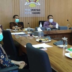 Plt. Asisten Perekonomian dan Pembangunan Pemerintah Kota Kediri, Edi Darmasto (kanan) dan Pejabat Pemkot Kediri lainnya saat mengikuti rapat virtual yang digelar oleh Badan Pembinaan Ideologi Pancasila Republik Indonesia, Selasa, (30/3/2021). foto: Ist.