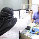 Petugas saat melayani pemohon paspor. Foto: Ist