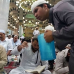 Anak remaja tanggung ini cekatan melayani jamaah Masjid Nabawi Madinah. Ia menyiapkan minum dan makanan. Ia juga menjemput bangsaonline.com di pelataran Masjid Nabawi Madinah dan dibawa ke tempat keluarga dia menyiapkan takjil. foto: MMA/bangsaonline.com