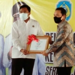 Bupati Nganjuk H. Novi Rahman Hidayat saat menetima penghargaan Desa Pangan Aman Nasional dari Kepala Balai Besar POM Surabaya, I Made Bagus Gerametta.