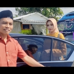 H Amin bersama pasangan pengantin yang bersiap menikmati layanan mobil pengantin mewah gratis dari ASC Foundation.