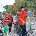 Sugeng Praptono naik sepeda ontel menuju kantor DPC PDIP Kota Blitar di Jalan Dr Wahidin.