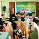 Isyatun Rodliyah Sahid saat jadi pembicara dalam acara halal bihalal keluarga besar KUA kecamatan Palang, Kamis (11/7).