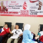 Hadiatmoko dan La Nyalla Mattalitti mendonorkan darah di kantor DPP PKPI Jatim.