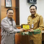 Bupati Sambari bertukar cindera mata dengan Wabup Indramayu, Supendi. foto: SYUHUD/ BANGSAONLINE