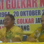 Wakil Ketua DPD Partai Golkar Jatim Kodrat Sunyoto (kiri) saat memberi keterangan pers terkait HUT Golkar ke-53 di kantor DPD PG Jatim. Foto : DIDI ROSADI/BANGSAONLINE
