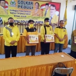 Anggota Fraksi Golkar DPRD Jatim Kodrat Sunyoto (dua dari kiri), saat kegiatan pembagian sembako dalan rangka Golkar Peduli COVID-19. foto: SYUHUD/ BANGSAONLINE