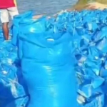 Garam dari pulau gili raja saat hendak diangkut ke perahu 