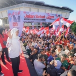 Gubernur Jawa Timur Khofifah Indar Parawansa didampingi Wali Kota Kediri Vinanda Prameswati melepas 21 ribu peserta Jalan Sehat di GOR Jayoboyo, Kota Kediri. (Ist). 