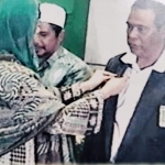 KH. Ahmad Baidhowi saat menjadi Ketua DPC PKB Kabupaten Mojokerto mendapat pin dari Yenny Wahid, putri KH Abdurrahman Wahid (Gus Dur), yang saat itu menjabat Sekjen DPP PKB. foto: ist/ bangsaonline.om