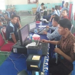 Warga binaan di Lapas Kelas IIB Kota Blitar antre melakukan perekaman e-KTP. foto: AKINA/ BANGSAONLINE