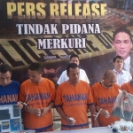 Rilis pers pengungkapan tambang merkuri ilegal di Mapolda Jatim.