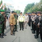 Kapolres Bangkalan Boby P Tambunan saat inspeksi pasukan.