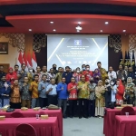 Direktur YLBH Fajar Trilaksana, Andi Fajar Yulianto, bersama para OBH saat ikuti sosialisasi RUU KUHP. Foto: Ist