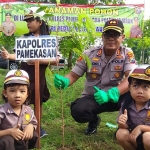 Kapolres Pamekasan AKBP Djoko Lestari didampingi murid TK Kemala Bhayangkara melakukan penanaman pohon di Mapolres.