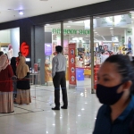 Kerumunan masyarakat di mal, salah satu penyebab terjadinya transmisi lokal. foto: ist