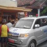 Panti pijat dikerumuni warga yang penasaran. foto: suwandi/ BANGSAONLINE