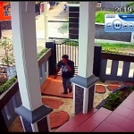 Salah satu aksi pencuri di Musala Babussalam RT 10 Kelurahan Temas yang tertangkap kamera CCTV.