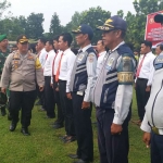 Kapolres memeriksa jajaran terkait kesiagaan Operasi Lilin Semeru dalam rangka pengamanan hari Natal dan Tahun Baru 2018. foto: FAUZI/ BANGSAONLINE