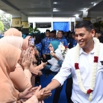 Abdullah Abu Bakar menyalami satu per satu ASN di hari terakhirnya sebagai Wali Kota Kediri. Foto: Ist.