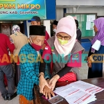 Pendamping PKH saat melakukan pencarian bantuan di Kecamatan Kedungdung. Foto: MUTAMMIM/BANGSAONLINE
