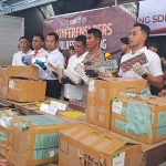 Konferensi pers terkait penggagalan rokok ilegal di Mapolres Sampang.