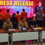 Kapolres Gresik AKBP Adhitya Panji Anom (tengah) saat memimpin rilis pers kasus kericuhan suporter Gresik United. Foto: SYUHUD/ BANGSAONLINE