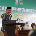 Ketua DPRD Bojonegoro, Abdullah Umar, saat memberikan sambutan dalam Upacara Pemberangkatan CJH Bojonegoro.