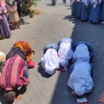 Sejumlah guru dan para siswa SMK Prapanca 2 Surabaya, sujud syukur setelah segel sekolahnya dibuka.